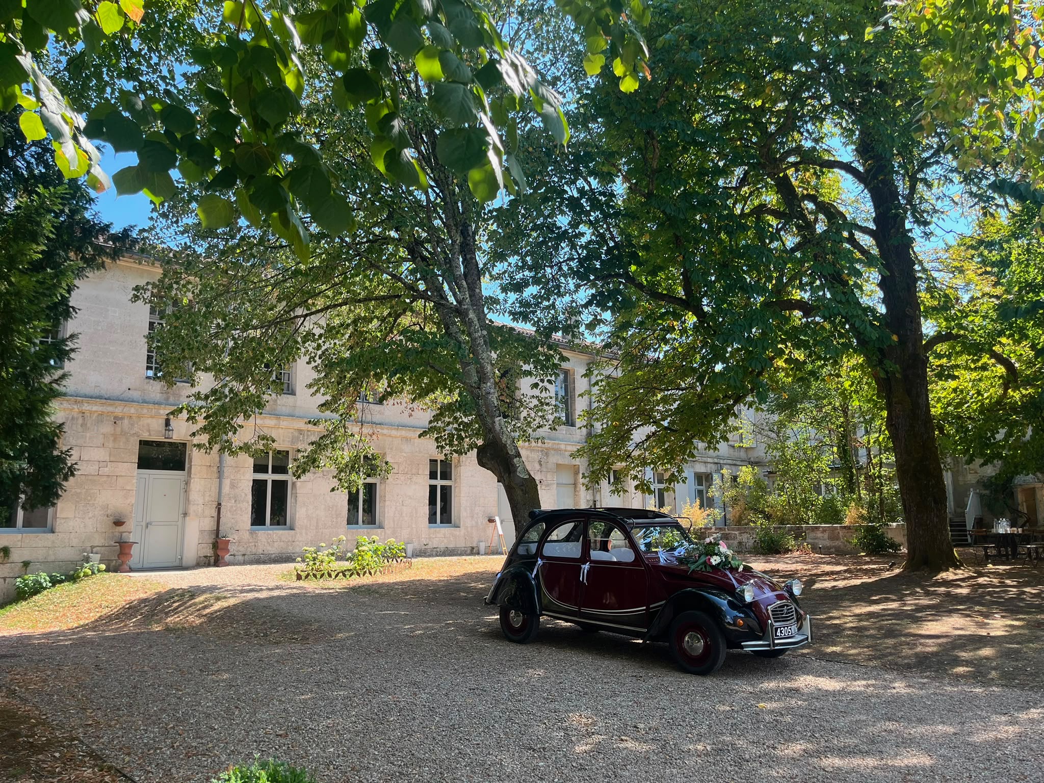 Une 2CV fleurie dans la cour du domaine