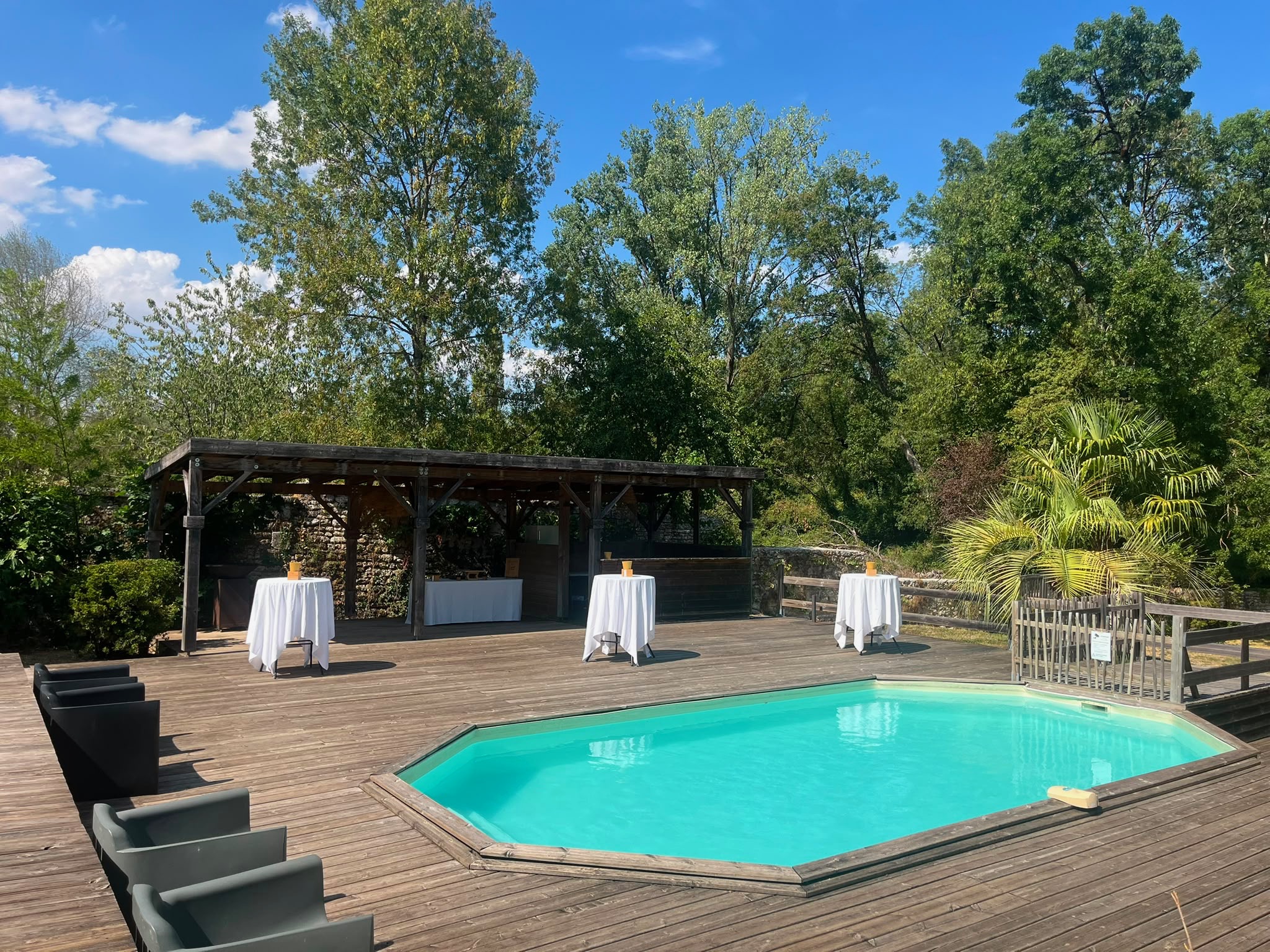 La terrasse de la piscine dressée pour un cocktail