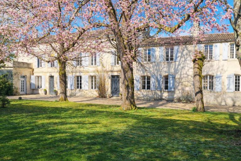 La maison de maître sous les cerisiers en fleurs