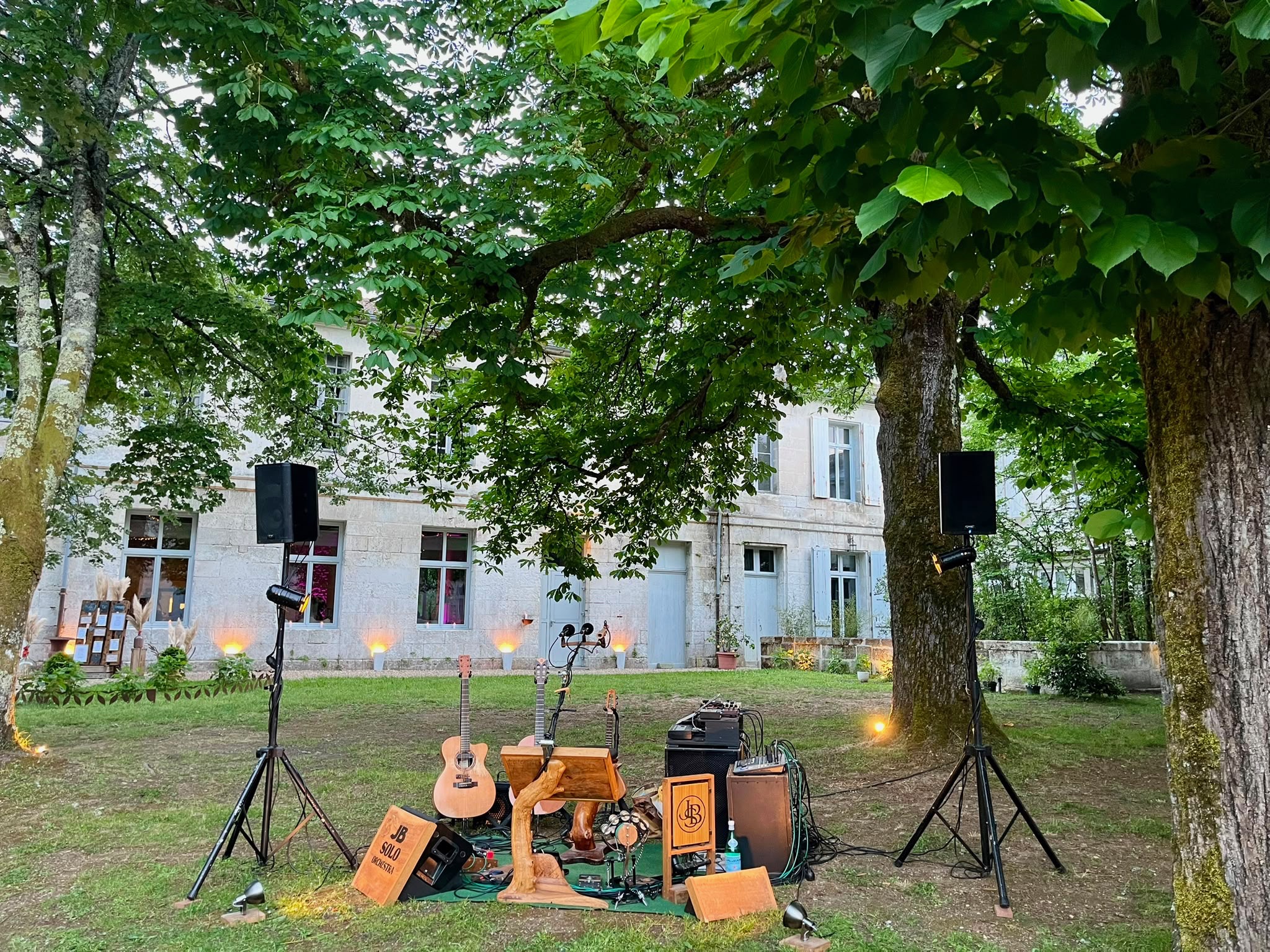 Les musiciens installés sous les arbres du parc
