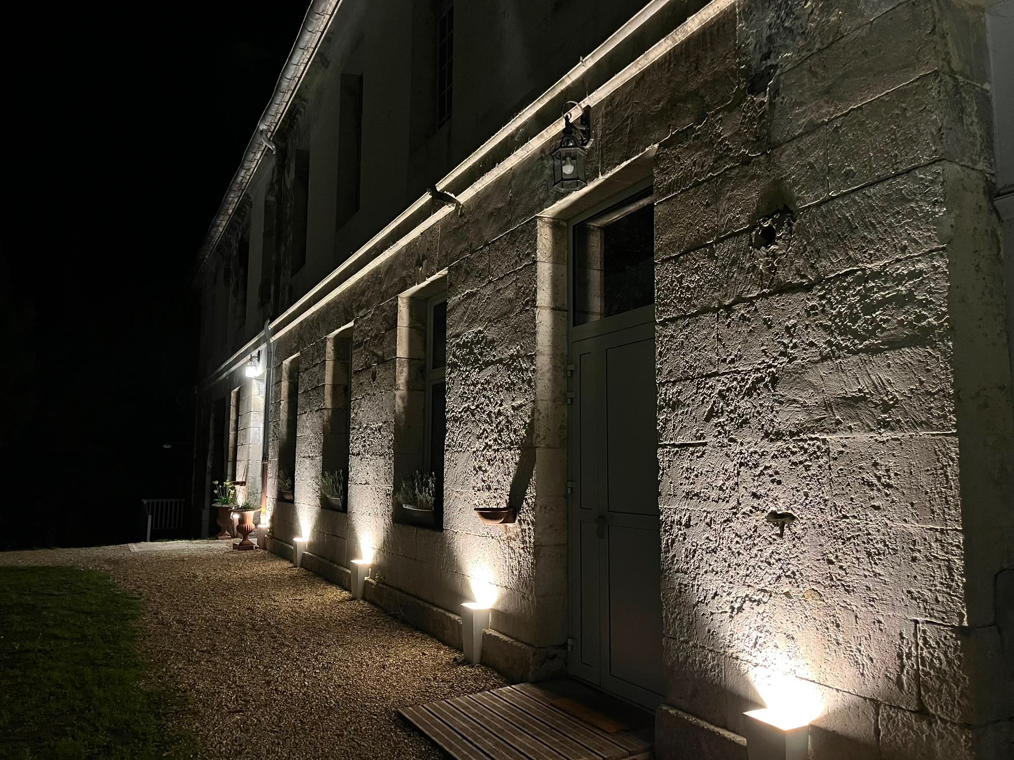 La façade de pierre sous les lumières du soir