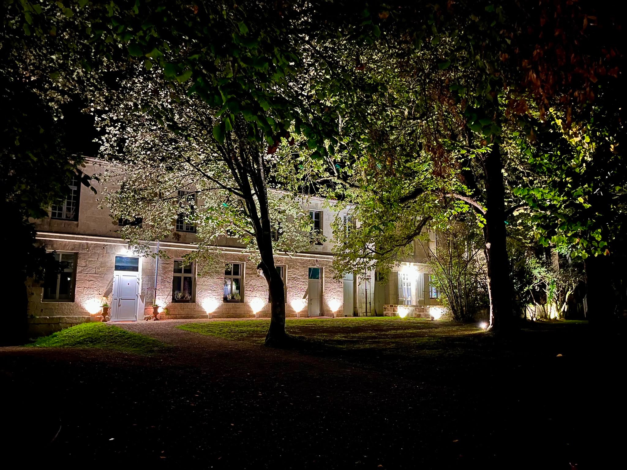 Le domaine illuminé à la nuit tombée